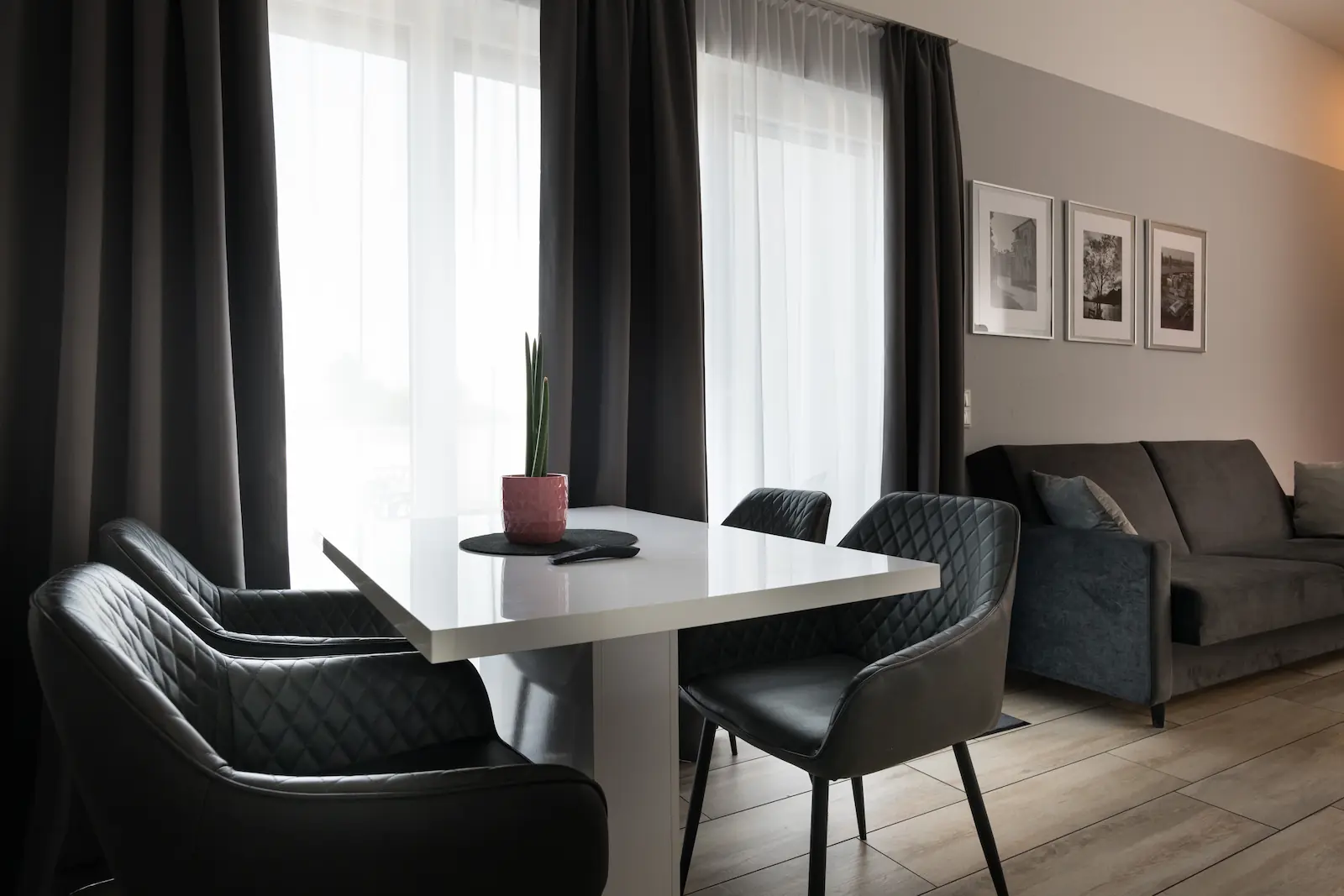 Dreibettzimmer - Esstisch & Couch
