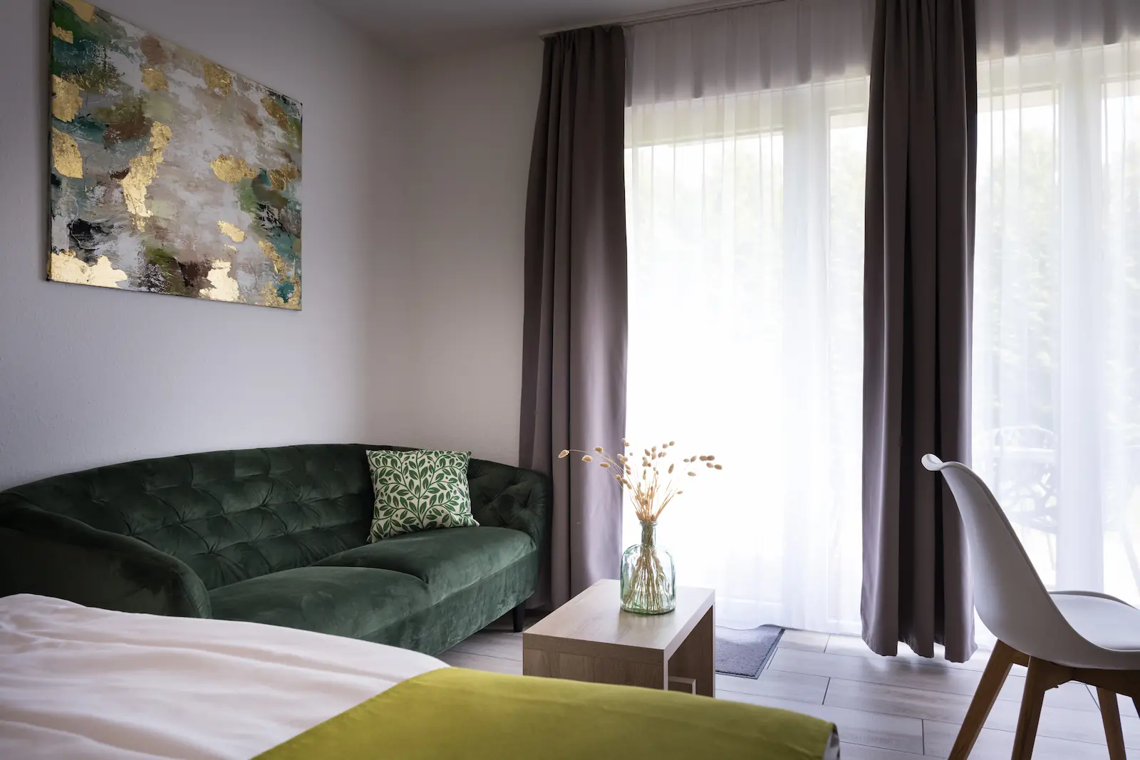 Dreibettzimmer - Couch mit Blick auf Terrasse