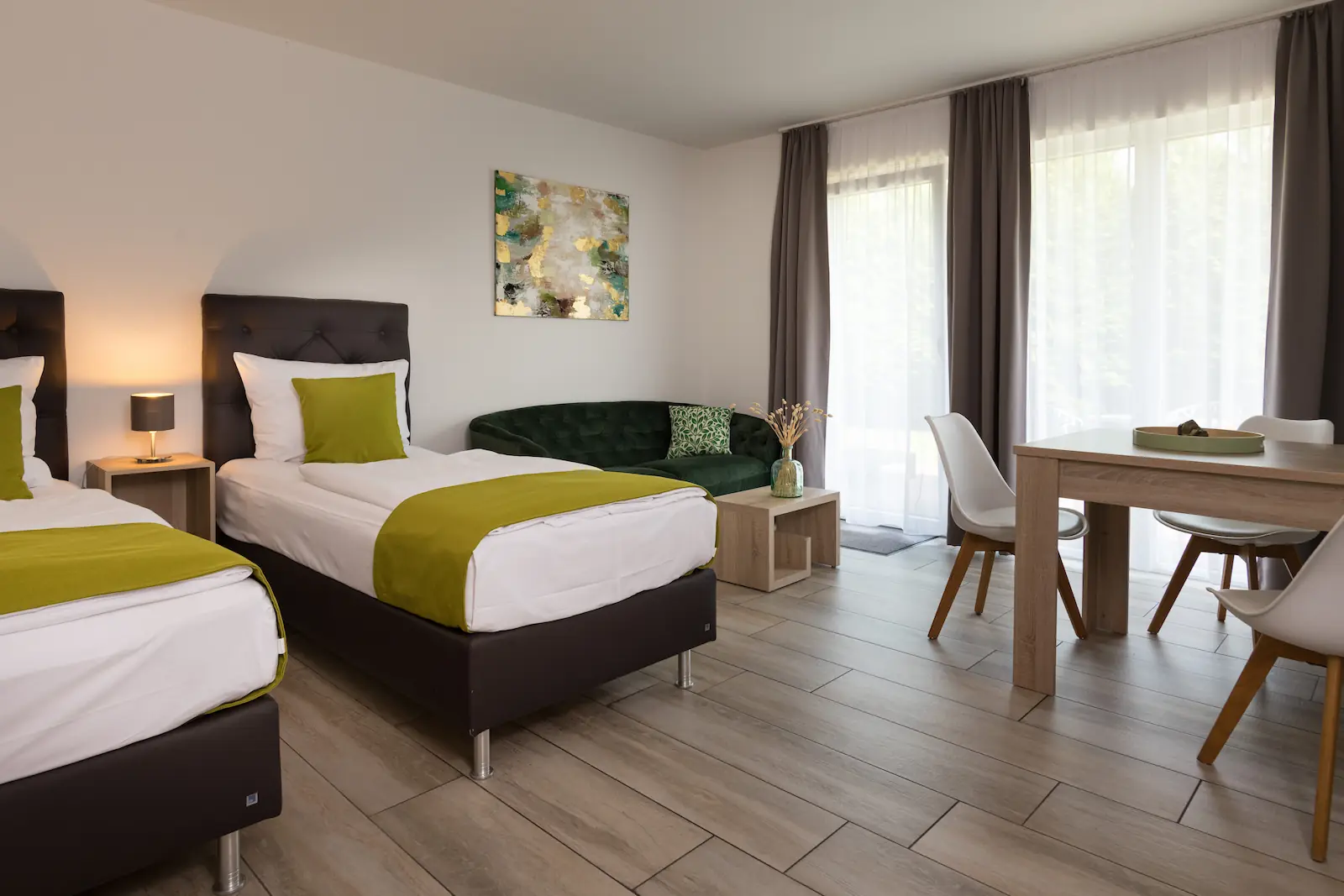 Dreibettzimmer - Esstisch & Couch