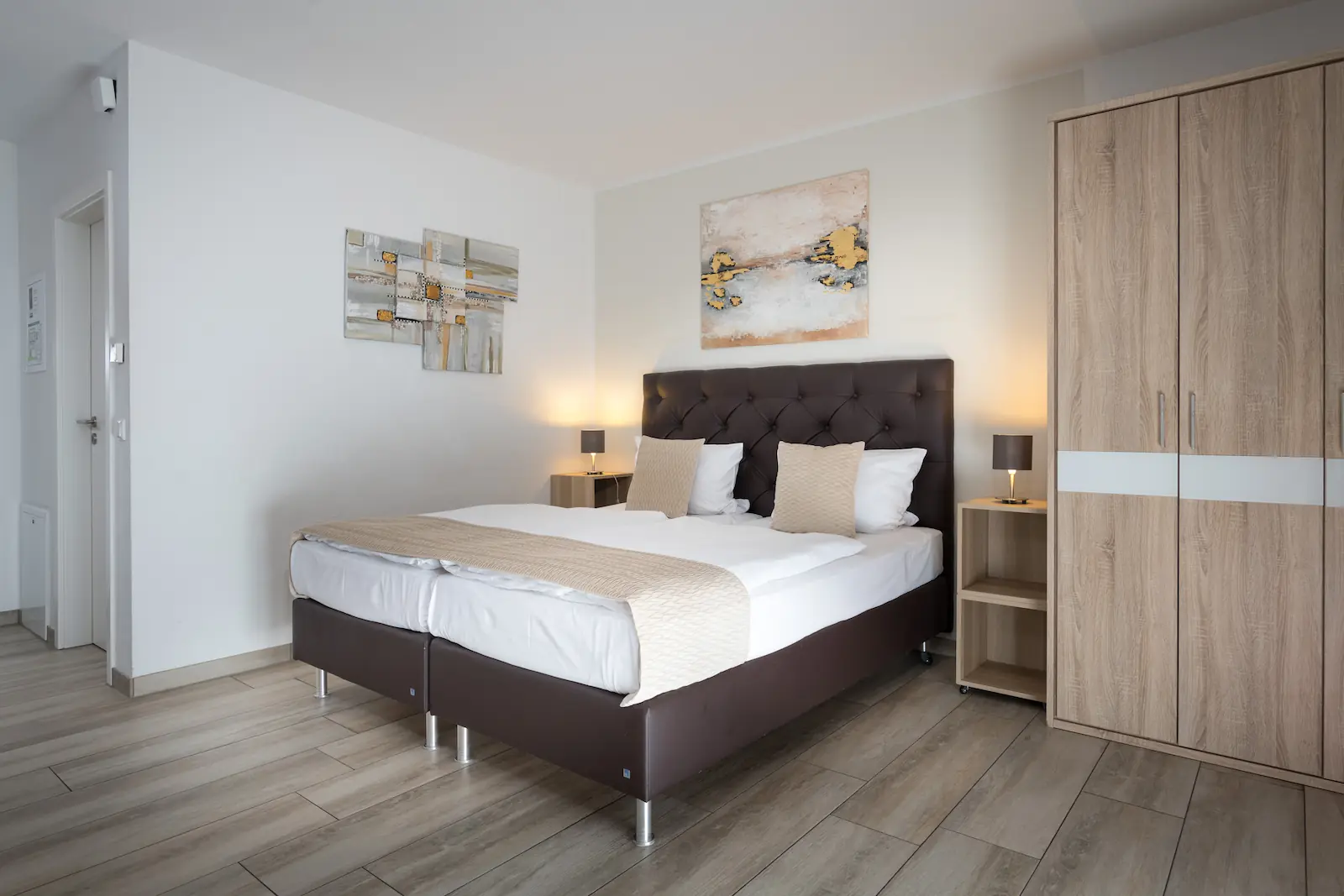 Doppelzimmer - Bett & Schrank