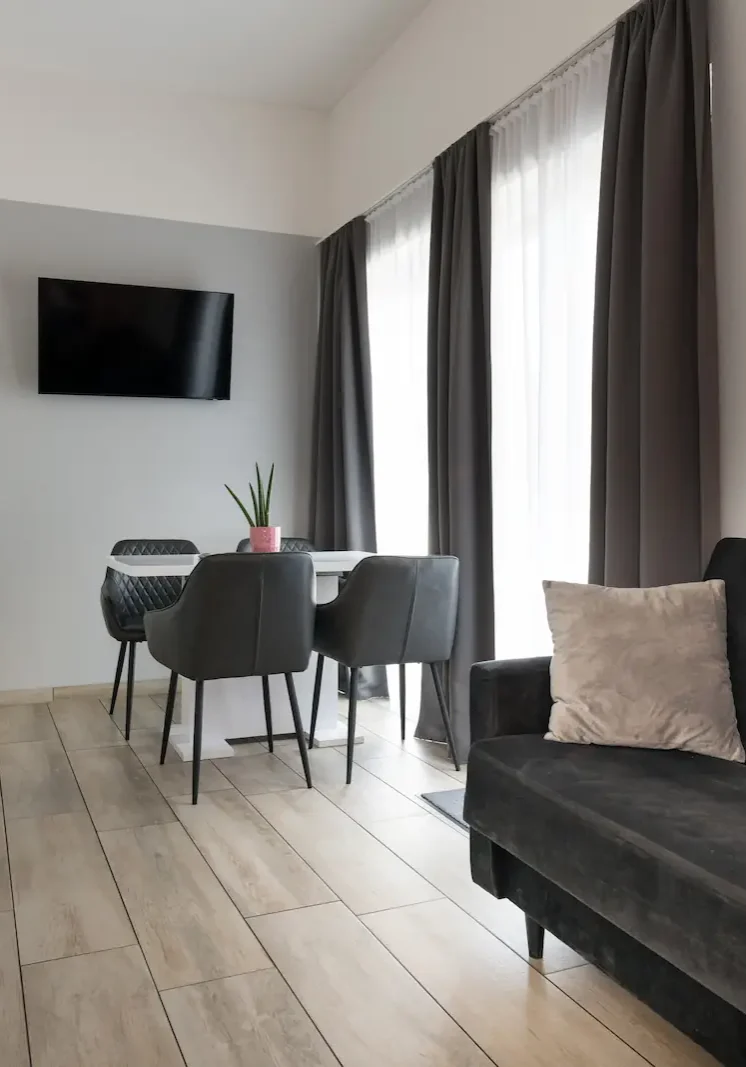 Dreibettzimmer - Wohnraum & Küche Dreibettzimmer - Wohnraum & Küche